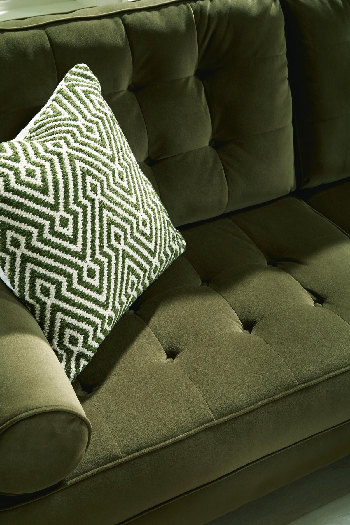 Reveon Lakes Sofa and Loveseat - 26404U1 - finish or detail (supplier image 4)