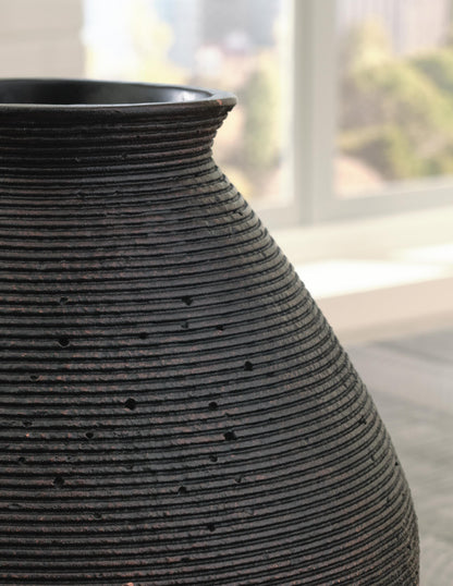 Hannela Vase - A2000511 - finish or detail (supplier image 15)