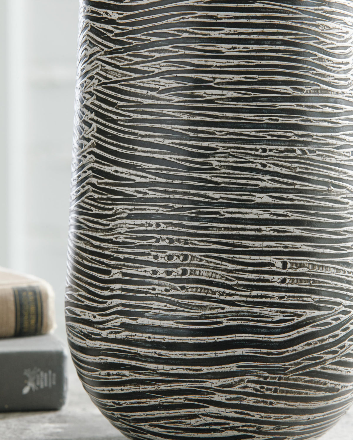 Fynn Vase - A2000515 - finish or detail (supplier image 3)