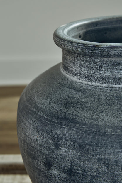 Meadie Vase - A2000629 - finish or detail (supplier image 9)