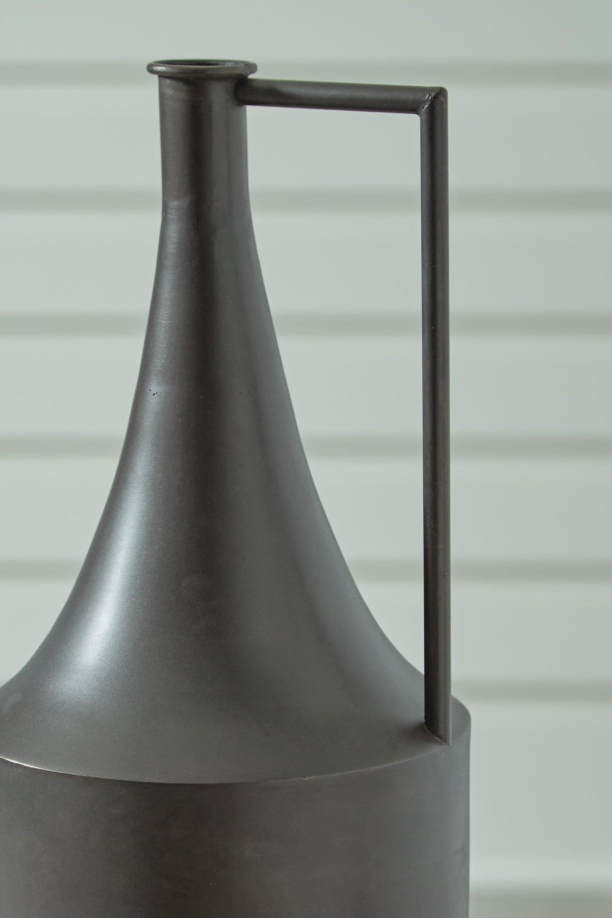 Zainforth Vase - A2000695 - finish or detail (supplier image 4)