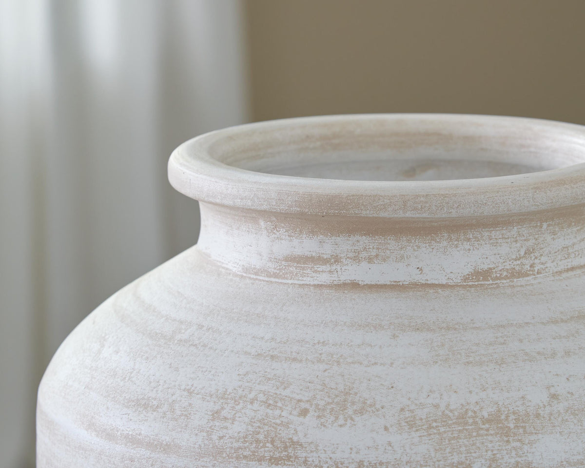 Meadie Vase - A2000788 - finish or detail (supplier image 33)