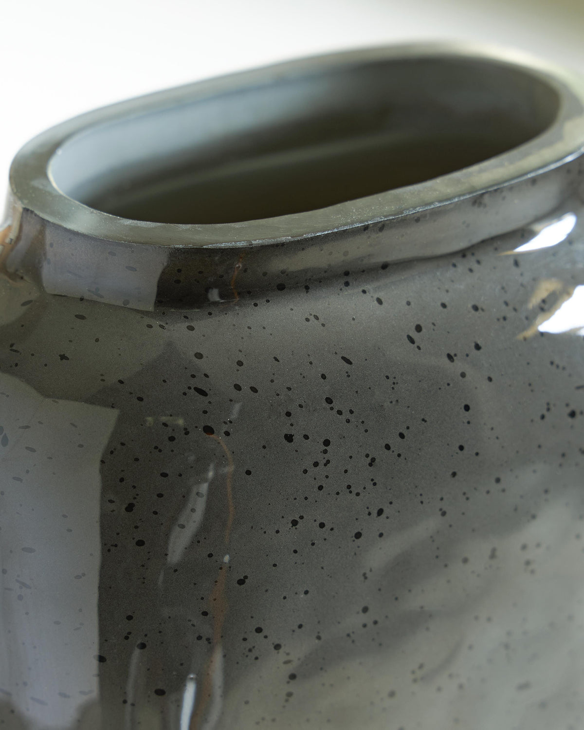 Kierlain Vase - A2000809 - finish or detail (supplier image 7)