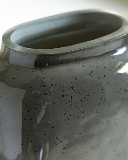 Kierlain Vase - A2000809 - finish or detail (supplier image 7)