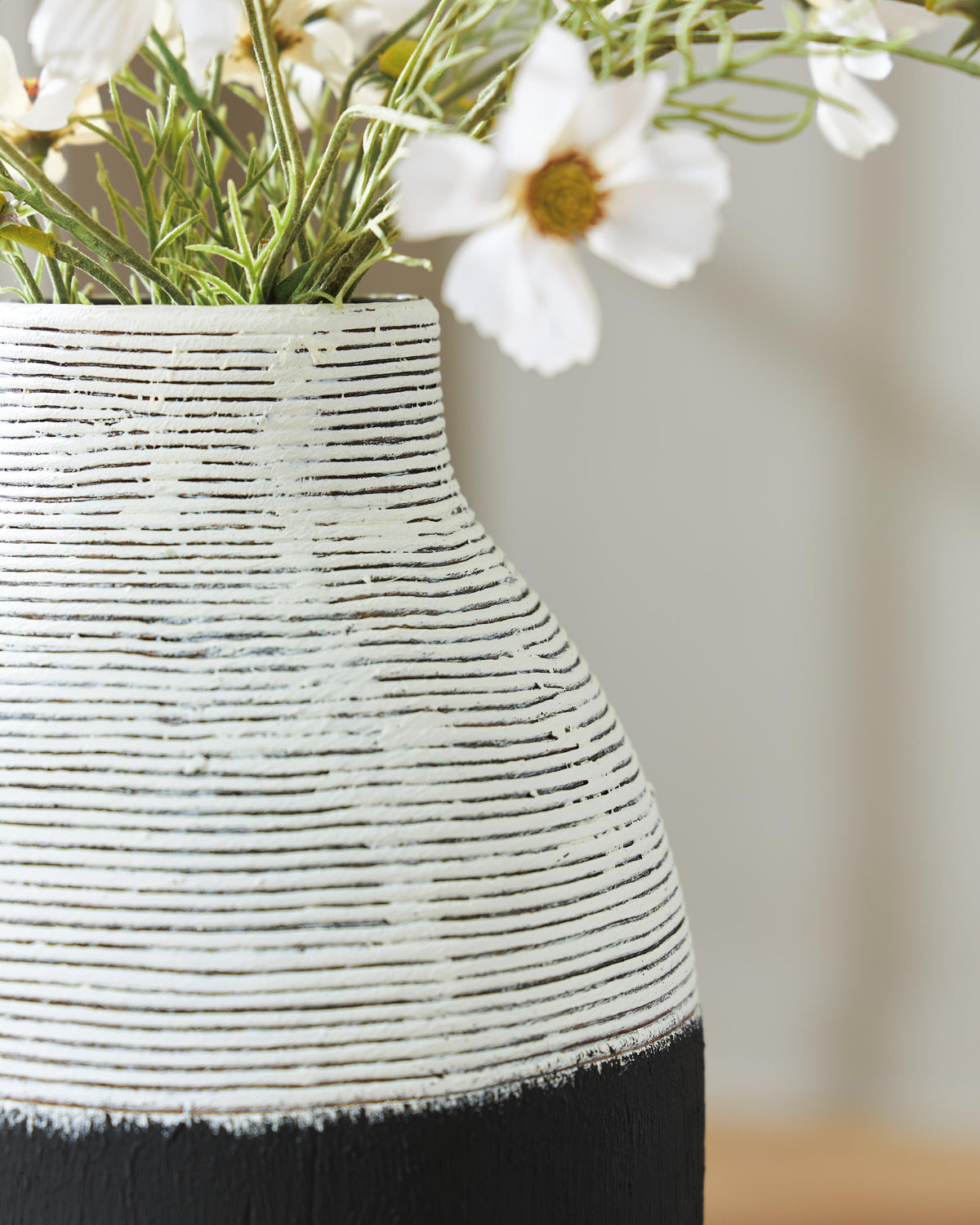 Girtha Vase - A2000876 - finish or detail (supplier image 3)