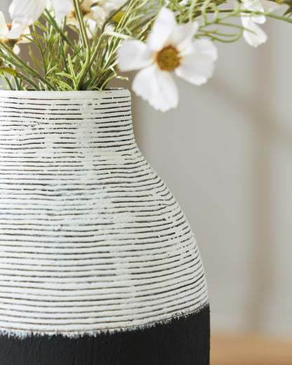 Girtha Vase - A2000876 - finish or detail (supplier image 3)
