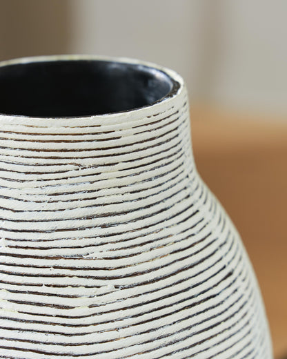 Girtha Vase - A2000877 - finish or detail (supplier image 7)