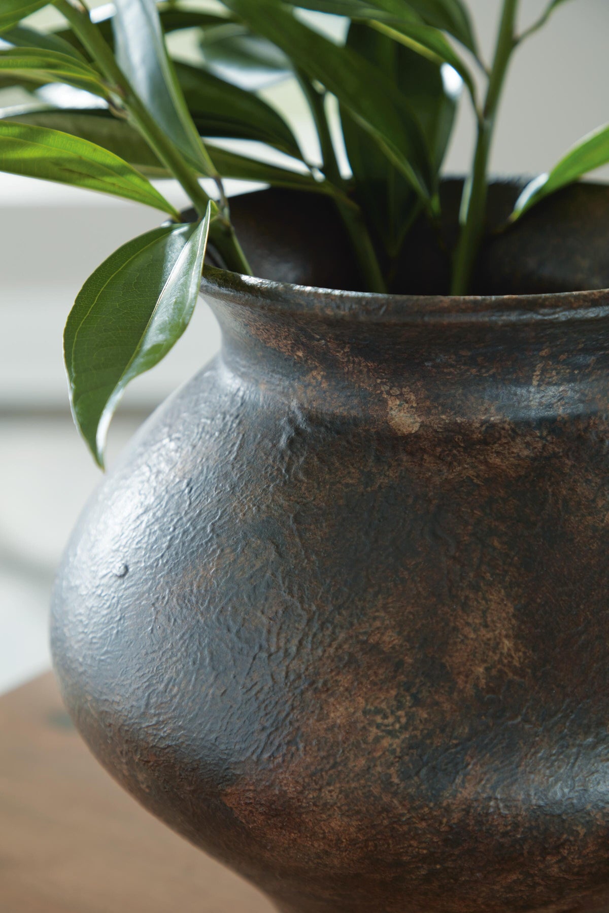 Laddlow Vase - A2000912 - finish or detail (supplier image 4)