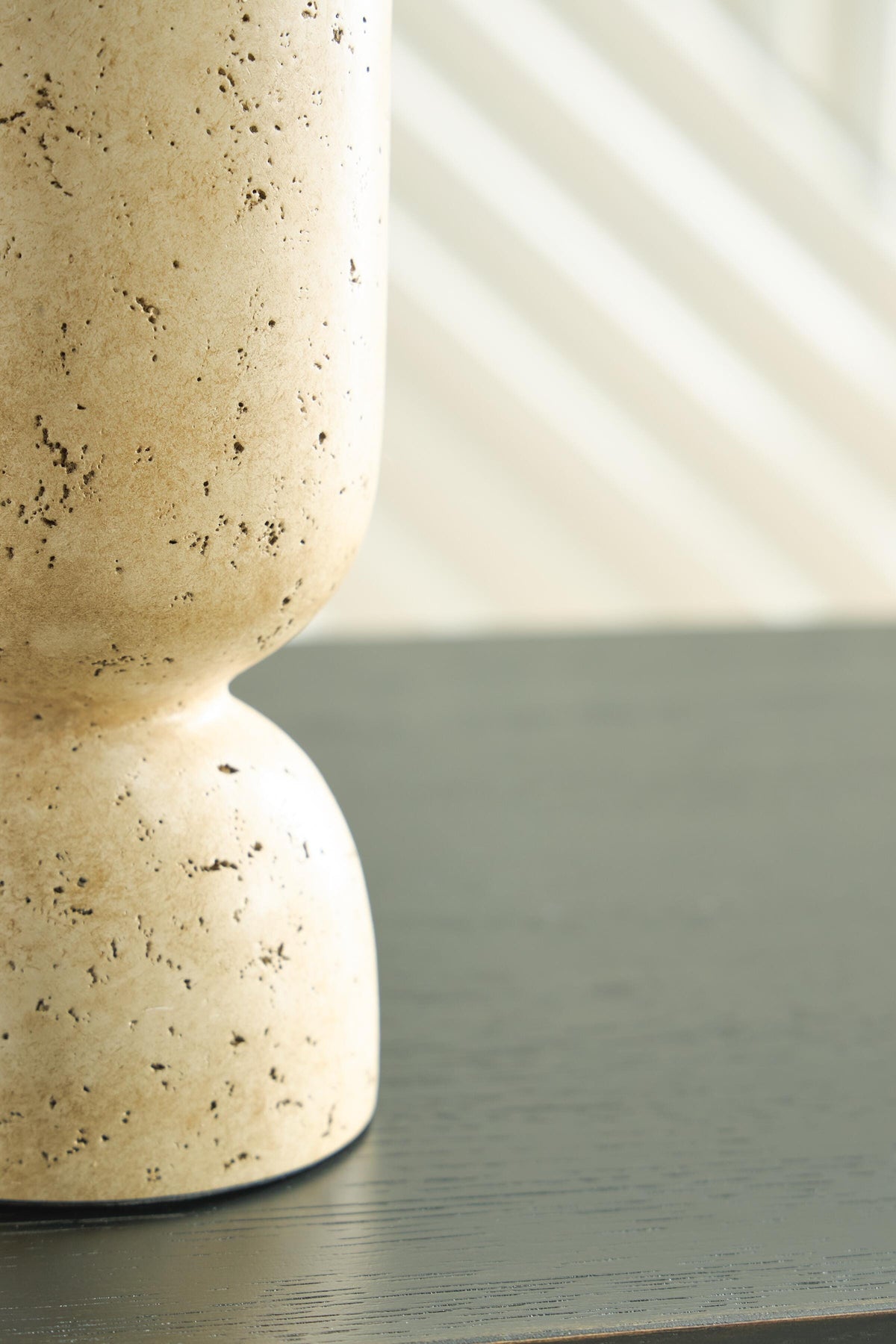 Bryons Vase - A2000916 - finish or detail (supplier image 3)