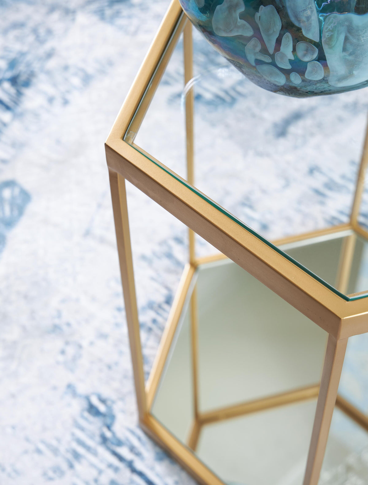 Veerwick Accent Coffee Table - A4000661 - finish or detail (supplier image 4)