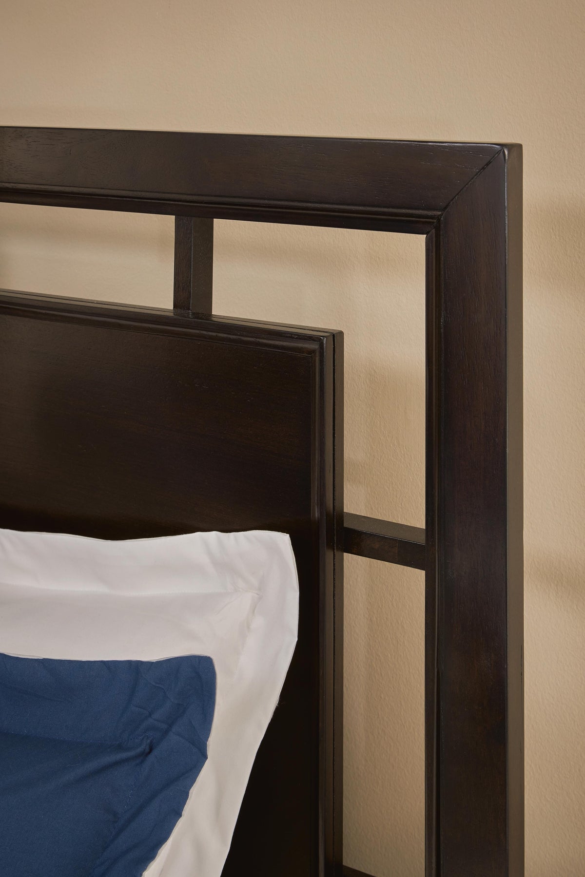 Covetown Bedroom Sets - B441B3, B441B5, B441B13, B441B16 - finish or detail (supplier image 42)