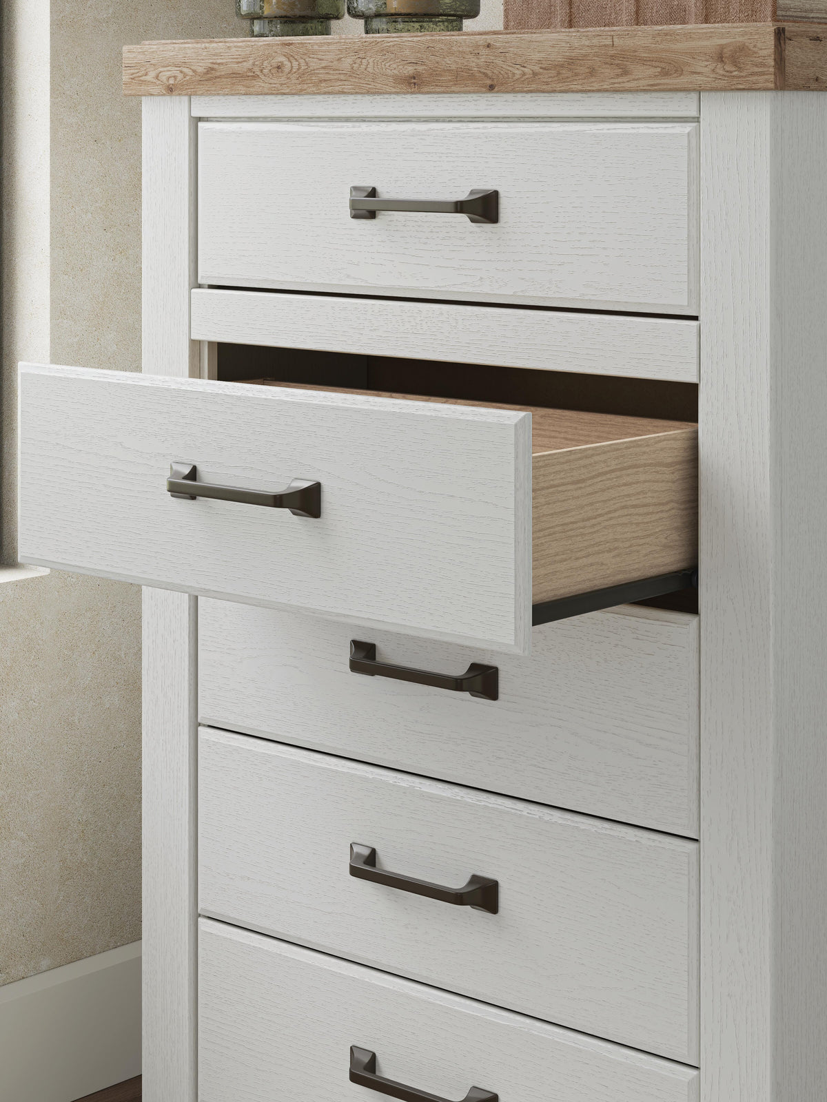 Savonport Chest of Drawers - B4615-46 - finish or detail (supplier image 10)