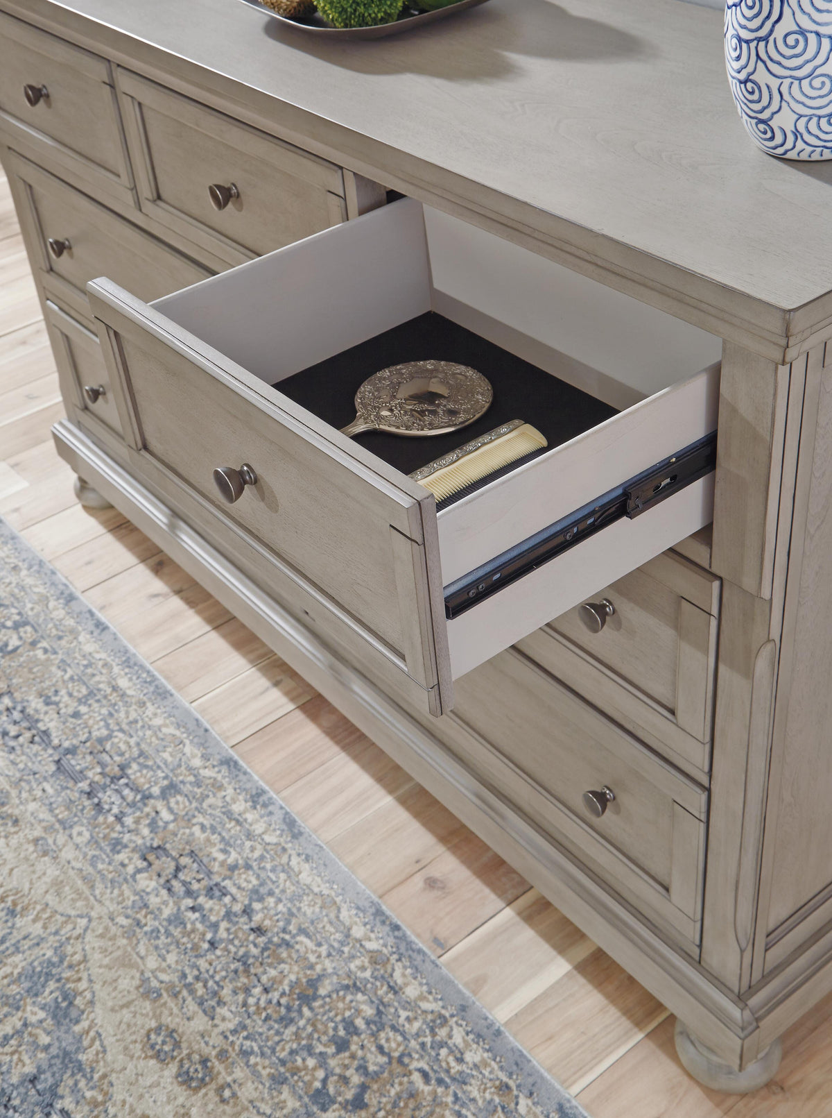 Lettner Dresser and Mirror - B733B1 - finish or detail (supplier image 9)
