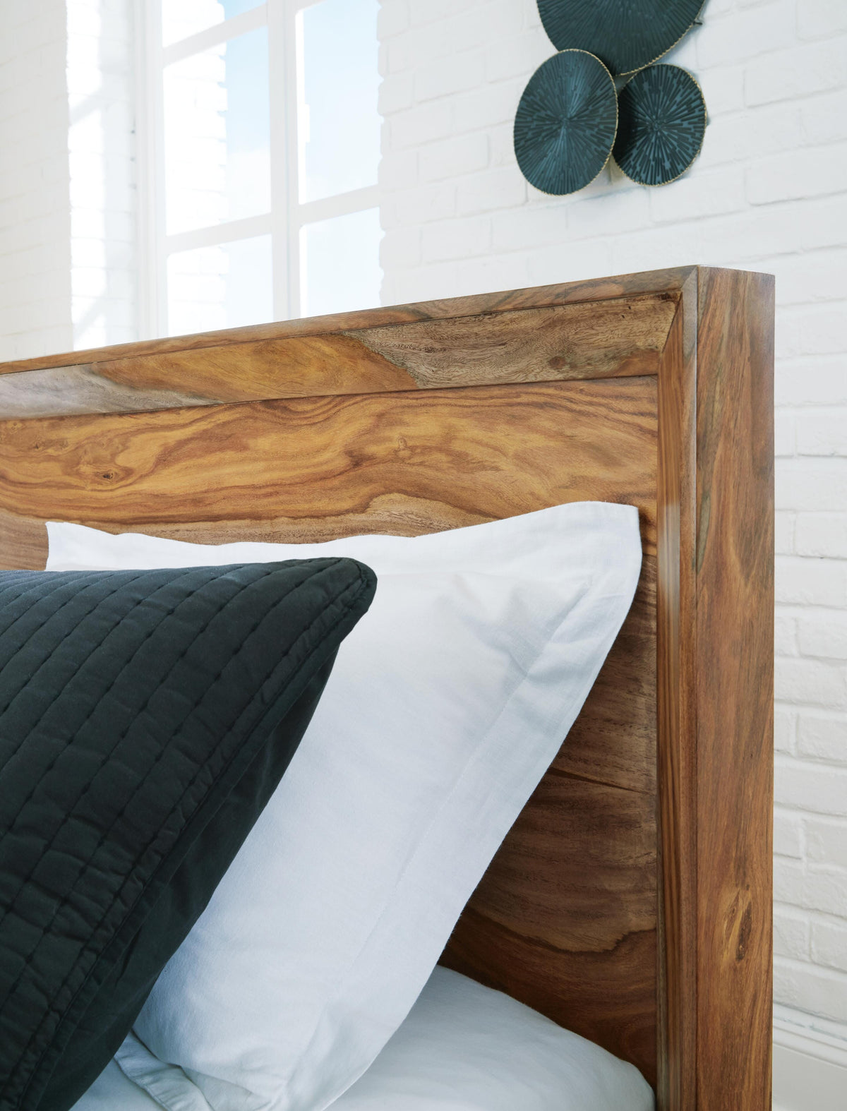 Dressonni Queen Panel Bed, Dresser and Mirror - B790B3 - finish or detail (supplier image 23)