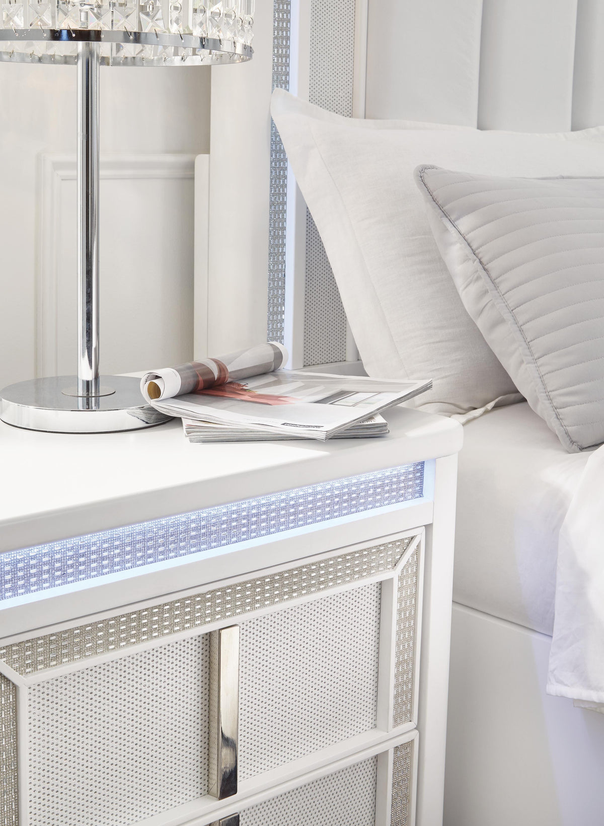 Chalanna Nightstand - B822-92 - finish or detail (supplier image 6)