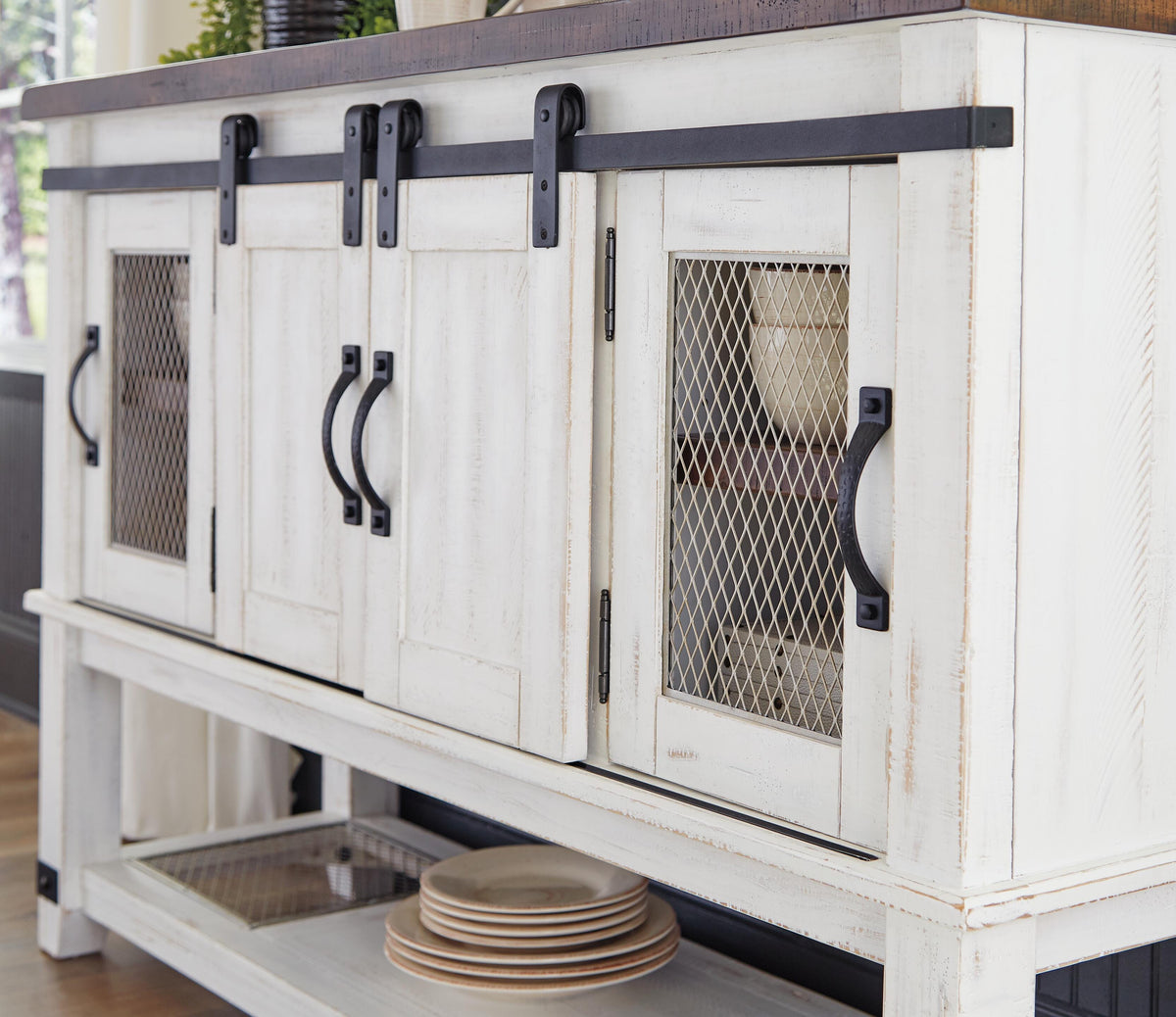Valebeck Dining Server - D546-60 - finish or detail (supplier image 6)