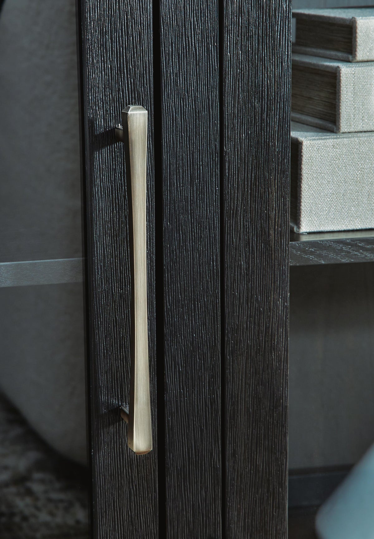 Rowanbeck Dining Server - D821-60 - finish or detail (supplier image 8)