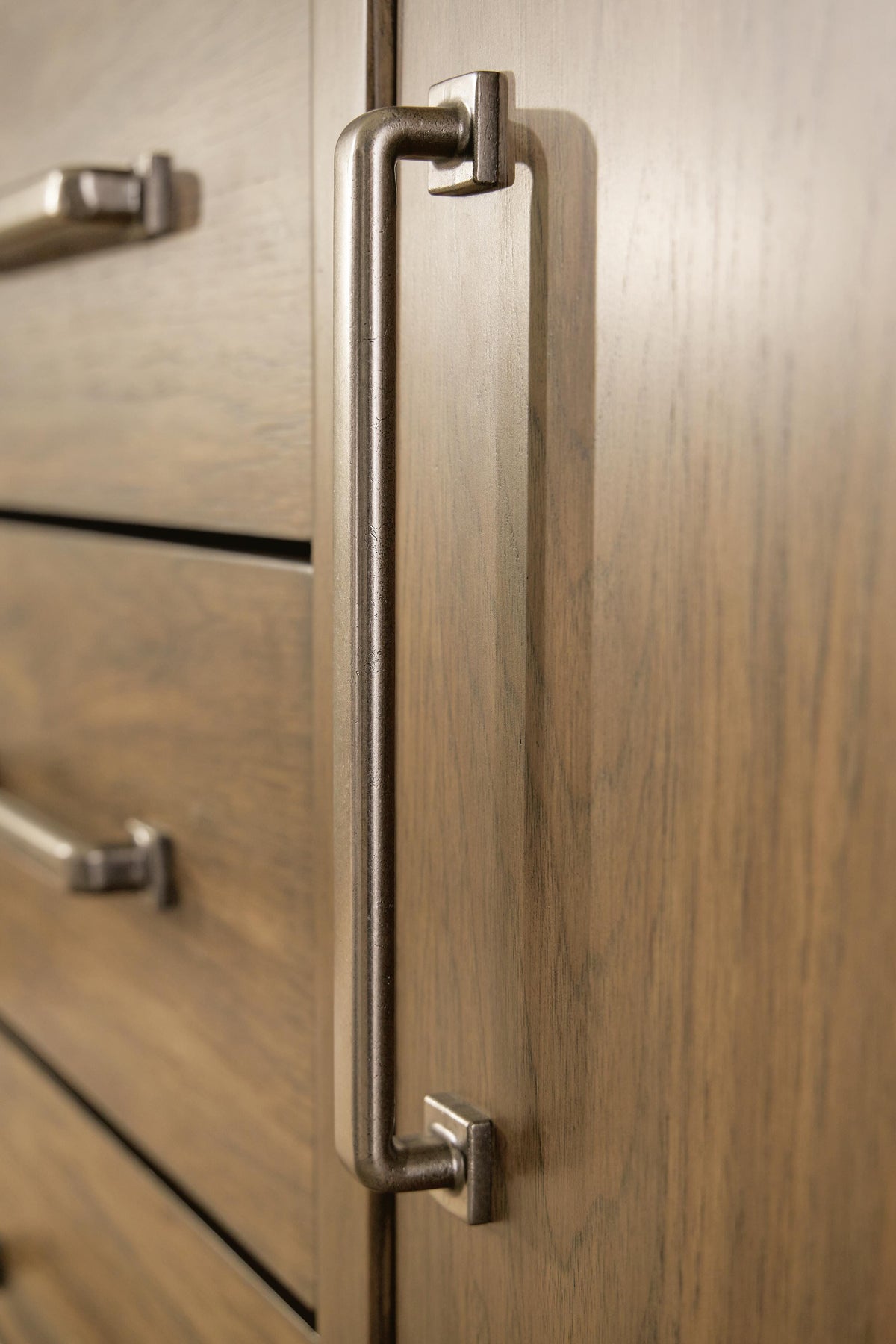 Cabalynn Dining Server - D974-60 - finish or detail (supplier image 8)