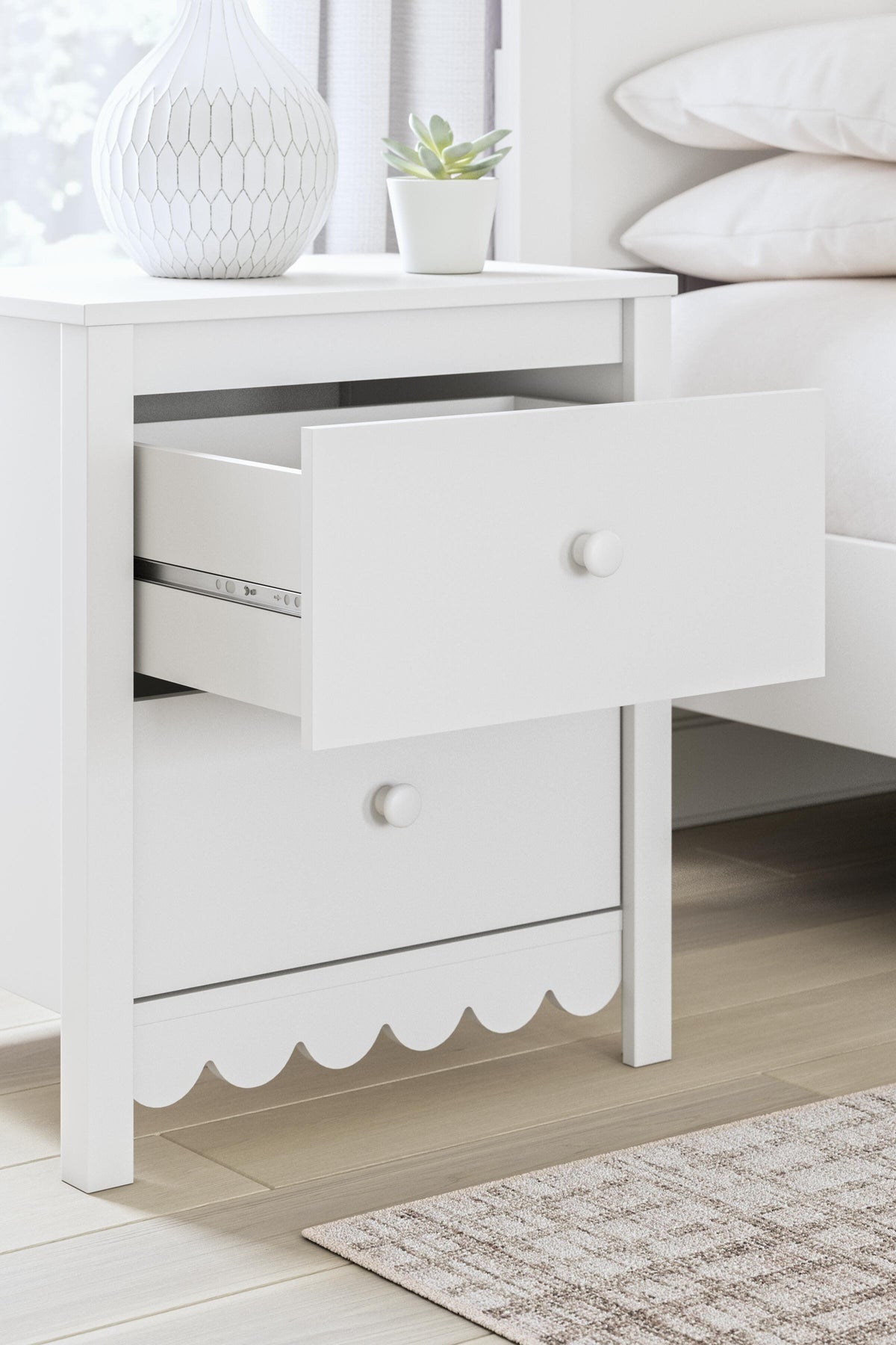 Hallityn Nightstand - EB1810-292 - finish or detail (supplier image 11)