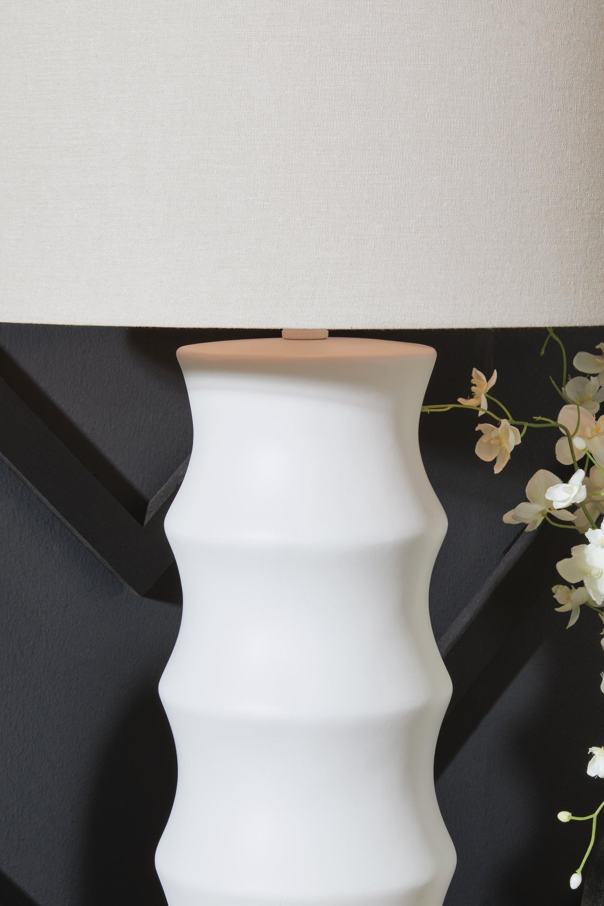 Veraleigh Table Lamp - L235854 - finish or detail (supplier image 3)