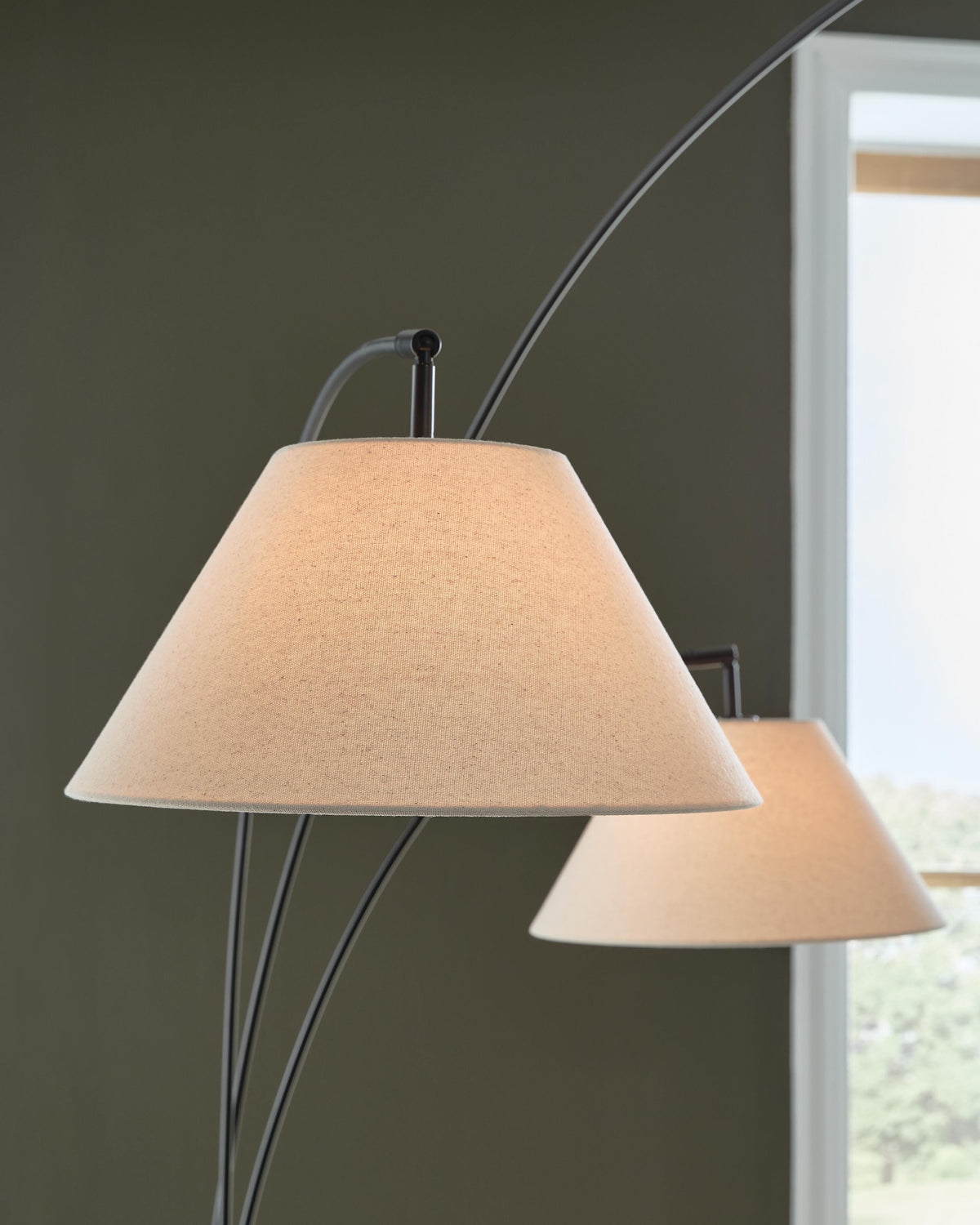 Gibbswellner Arc Lamp - L725159 - finish or detail (supplier image 4)