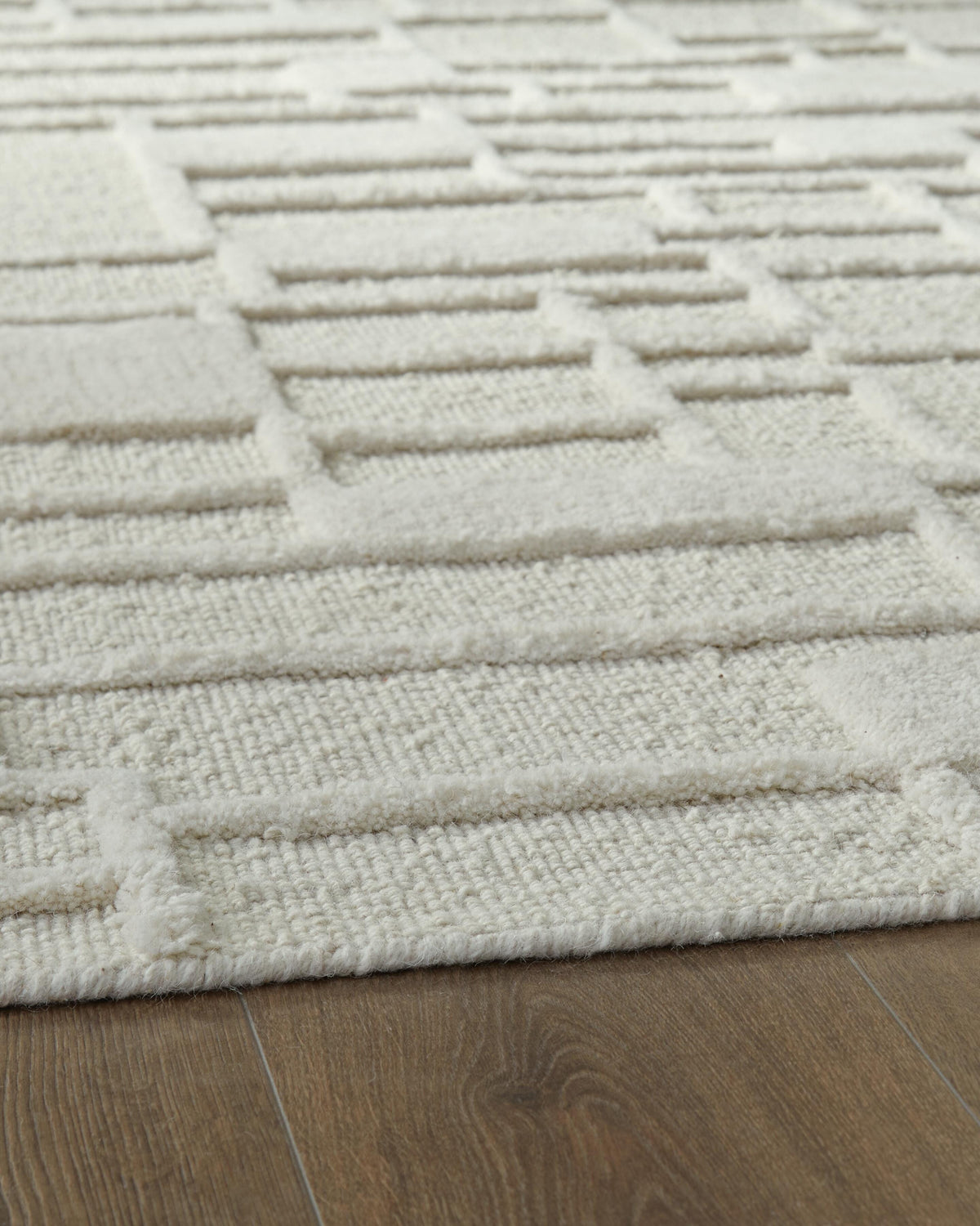Empriss Area Rug - R407622, R407621 - finish or detail (supplier image 3)