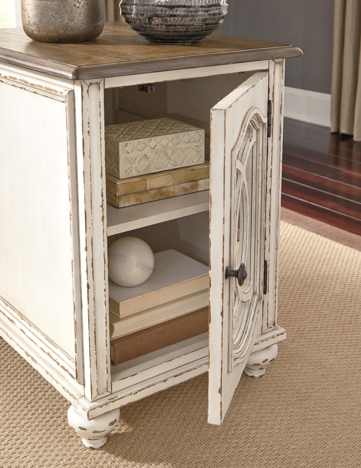 Realyn Chairside End Table - T743-7 - finish or detail (supplier image 14)